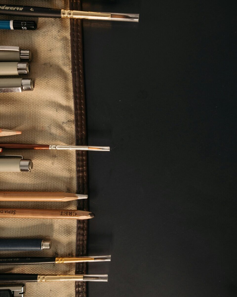 Trousse de matériel de dessin avec pinceaux et feutres.